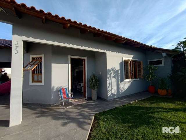 Casa com otimo padrão construtivo, sendo 2 dromitorios 1 suite, banheiro,sala cozinha americana, churraqueira, piscina. Aceita financiamento