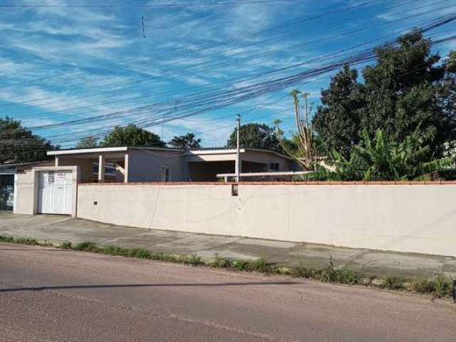 Casa com 3 dormitorios, sala cozinha, banheiro, localizada em uma esquina com muita movimentação, otimo para investimento comercial.