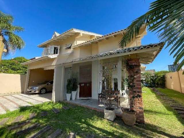 casa de 3 dormitórios, sendo 2 suítes, ampla sala integrada com sala de estar e cozinha, banheiro social, amplo espaço no andar de cima, moveis planejados, dois ar condicionados, dependência para empr