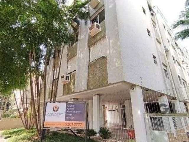 Apartamento 3 dormitórios amplos, living para 2 ambientes, cozinha com armários, área de serviço, dependência de empregada, banheiro social e banheiro auxiliar. Vaga coberta para 1 carro. Imóvel  vent