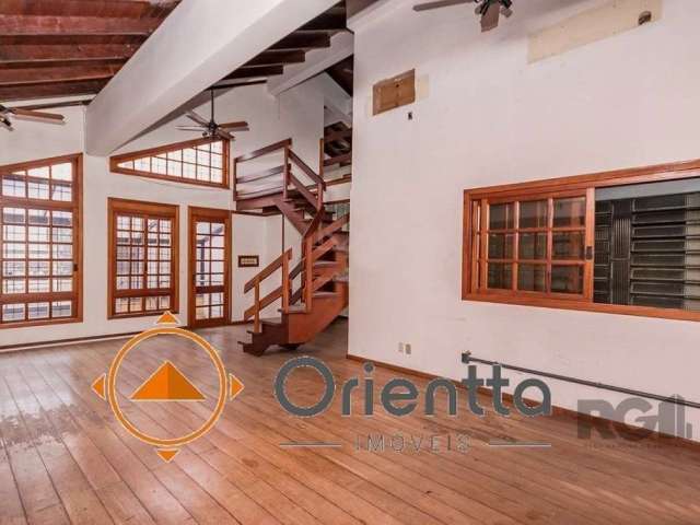 Imobiliária Orientta ALUGA Belíssima Casa medindo 307 M² de área construída, composta de :&lt;BR&gt;No pavimento térreo, living três ambientes, lavabo, escritório, duas suites com banheira de hidromas