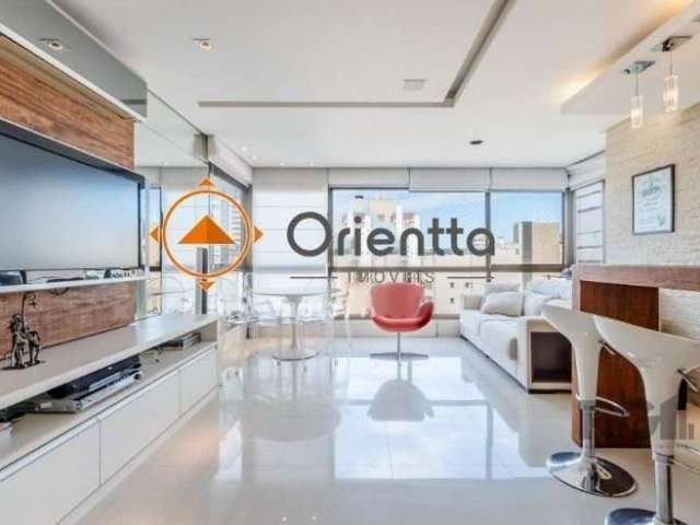 Imobiliária Orientta ALUGA Apartamento de 84,52 m², mobiliado, 2 suítes e 2 vagas no bairro Mont Serrat. Imóvel possui na área social; lavabo, living duplo com churrasqueira, cozinha americana integra