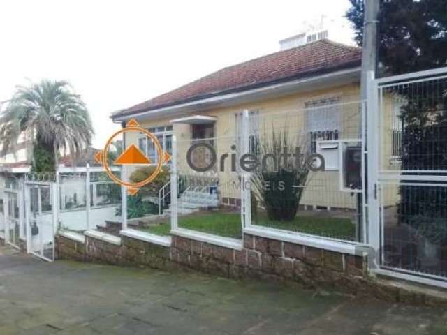 Imobiliária Orientta ALUGA CASA COM 11OM², 2 DORMITÓRIOS, 2 BANHEIROS, PEÇAS AMPLAS, DEPÓSITO NOS FUNDOS E 2 VAGAS DE GARAGEM. ALUGUEL R$ 3.200,00 - IPTU 292,00. ALUGUE COM SEGURO FIANÇA, FIADOR, TÍTU