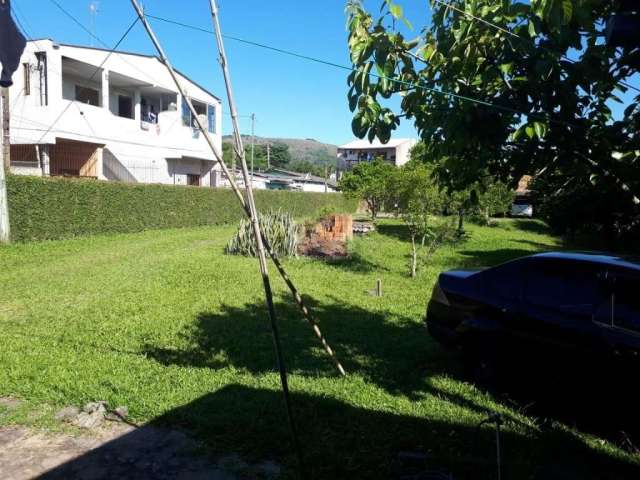 casa  de alvenaria com 2 dormitórios 2 banheiros e 5 vagas no coração da Vila Nova , com terreno plano e extenso. Com arvores frutiferas , e muito verde .Aceita imóvel ou carro com avaliação do propri