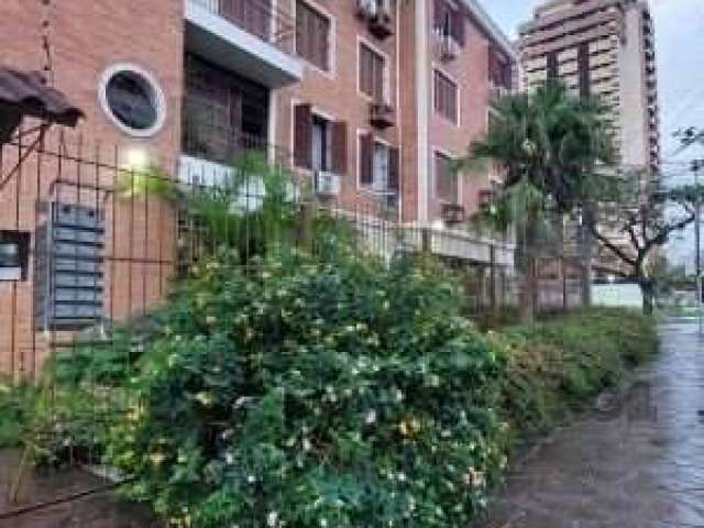 Apartamento no bairro Menino Deus com 3 dormitórios, sendo 1 suíte, 1 vaga de garagem, sala, banheiro social, cozinha e área de serviço.&lt;BR&gt;Condomínio sal?o de festas, playground, quiosque com c