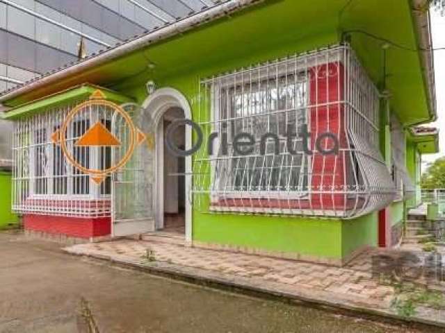 Imobiliária Orientta ALUGA CASA COMERCIAL de esquina com 320 m2 de área privativa, 06 salas. cômodos grandes, mais anexos nos fundos e quintal com peças interligadas, piso parque, 03 banheiros, pátio 