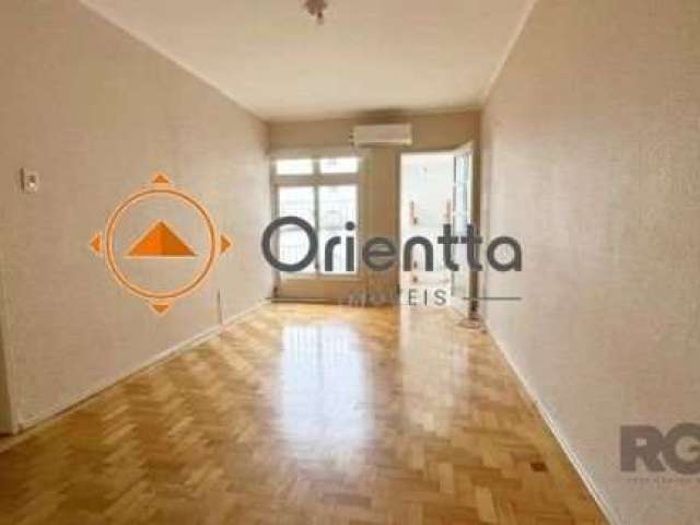 Imobiliária Orientta ALUGA apartamento ,3 dormitórios, originalmente 2 dormitórios com dependência de empregada, sacada fechada, peças amplas, apto tradicional, garagem, edifício pequeno com circuito 