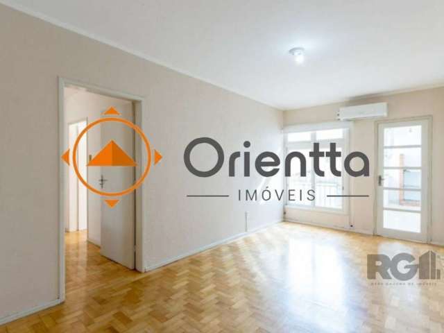 Imobiliária Orientta ALUGA apartamento ,3 dormitórios, originalmente 2 dormitórios com dependência de empregada, sacada fechada, peças amplas, apto tradicional, garagem, edifício pequeno com circuito 