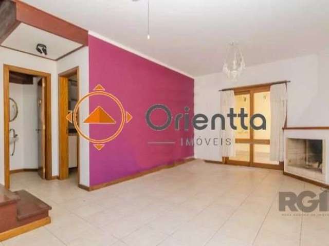 Imobiliária Orientta ALUGA Casa em condomínio com três dormitórios, sendo um suíte, e 2 vagas de garagem no bairro Espírito Santo. Imóvel com 132m², piso em cerâmica e ótima ventilação e iluminação in