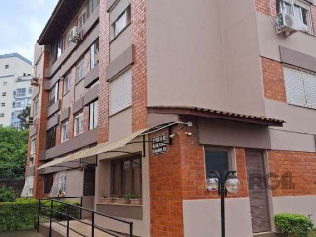 Apartamento térreo,2 dormitórios , com ar condicionado , finamente decorado, com piso em porcelanato classe A, inclusive no banheiro, cozinha com bancada da pia com agua quente, e em mármore e armário