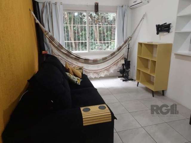 Ótimo apartamento reformado e MOBILIADO, fundos, com 50m² privativos, de 1 dormitório. Possui sala ampla com lareira, 1 dormitório espaçoso, banheiro com box de vidro e ventilação natural, cozinha ame