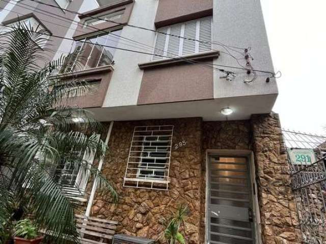 Apartamento de 3 dormitórios, com sacada e 81,93m² de área privativa, localizado no bairro Menino Deus. O imóvel oferece um living para 2 ambientes, proporcionando um espaço confortável e versátil par