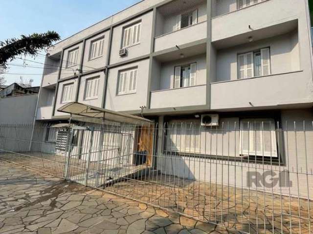 Apartamento com 2 dormitórios, 1 banheiro, sala de estar, cozinha, área de serviço e sacada. Todas as peças recebem luz direta, proporcionando um ambiente arejado e iluminado. Localizado no 2º pavimen