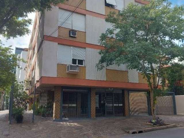 Amplo apto de 3 dormitórios, sendo 1 suíte,  a 1 quadra da Av. Goethe, living 2 ambientes, de frente, copa cozinha muito ampla, reformada, com churrasqueira e armários,  2 vagas individuais.&lt;BR&gt;