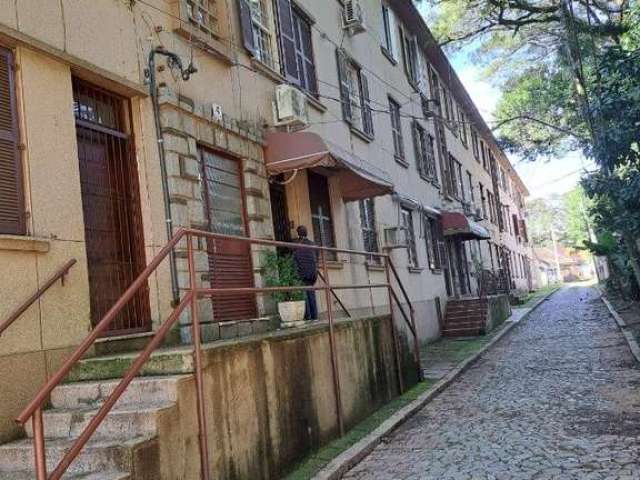 Apartamento 2 dormitórios  no largo da Bandeira , IAPI  , reformado e com terraço privativo  área serviço separada , patio sol manha e churrasqueira . &lt;BR&gt;Entrada pela rua Largo da Bandeira apar