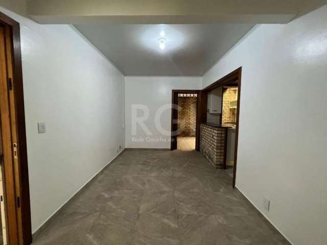 Excelente apartamento de 1 (um) dormitório, cozinha americana com armários, sala, área de serviço, banheiro social e churrasqueira. Imóvel claro e arejado. &lt;BR&gt;Localizado a poucos metros de dist