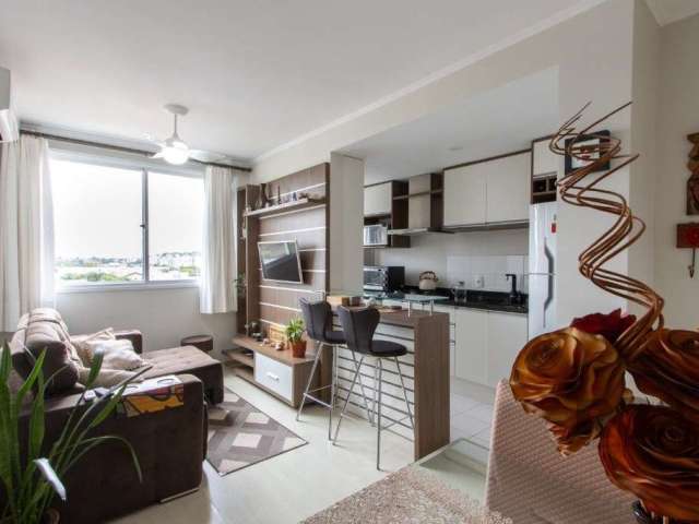 Lindo apartamento no bairro Cavalhada, piso laminado, 02 dormitórios, sendo 01 com armários sob medida, living 02 ambientes, cozinha americana mobiliada, área de serviço com tanque e aquecedor, banhei