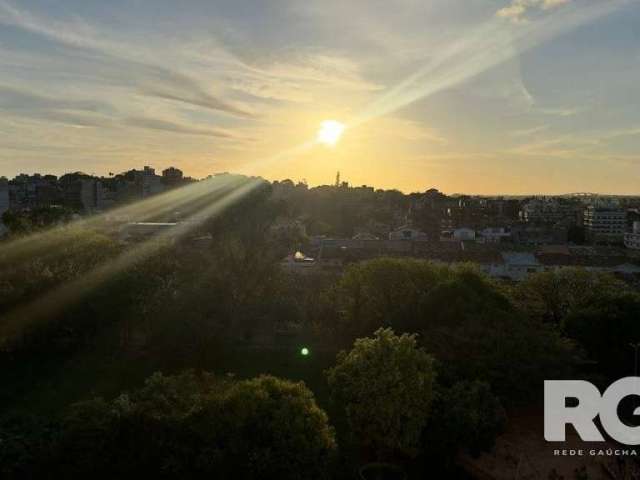 Ótima oportunidade frente praça! Apartamento no 10 andar de 2 dormitórios, sendo 1 suíte, amplo living dois ambientes com sacada integrada, linda vista para o pôr do sol, cozinha com churrasqueira, ár