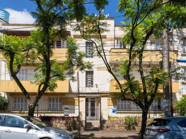 Apartamento impecável de 2 dormitórios, totalmente reformado, com acabamento de alto padrão e pronto para morar. Cada detalhe foi cuidadosamente renovado, desde as instalações hidráulicas e elétricas 