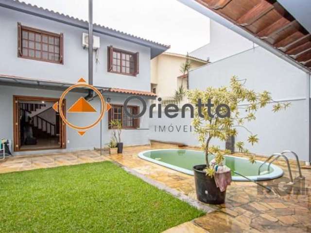 Imobiliária Orientta ALUGA CASA com 5 dormitórios, garagem para 6 carros, sendo 2 com vaga coberta. Área externa em frente e nos fundos, Piscina aquecida e salão de festas com churrasqueira e dependên