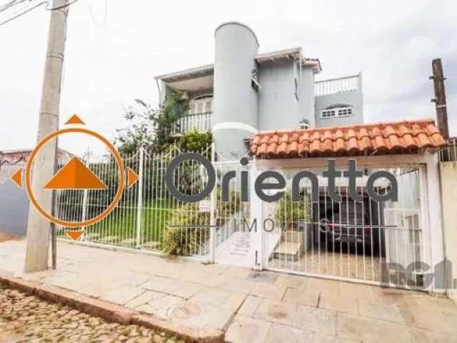 Imobiliária Orientta ALUGA CASA mobiliada com 248 m² de área construída.&lt;BR&gt;&lt;BR&gt;Sendo 4 dormitórios, uma suíte, living com lareira, sala de jantar, 4 banheiros, cozinha sob medida, piso ta