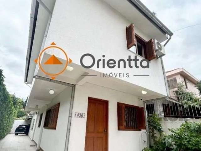 Imobiliária ORIENTTA ALUGA CASA com dois dormitórios (uma suíte com closet), cozinha americana planejada e área de serviço completa, com tanque e churrasqueira.&lt;BR&gt;Para o lazer, aproveite a chur