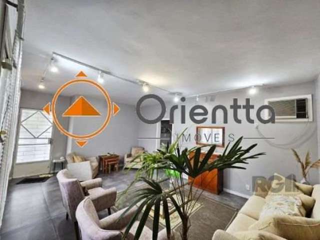 Imobiliária Orientta ALUGA CASA DE ALTO PADRÃO reformada e pronta para morar.&lt;BR&gt;Distribuída em living 2 ambientes, sala de jantar, cozinha americana equipada, área de serviço, lavabo, 3 suítes 