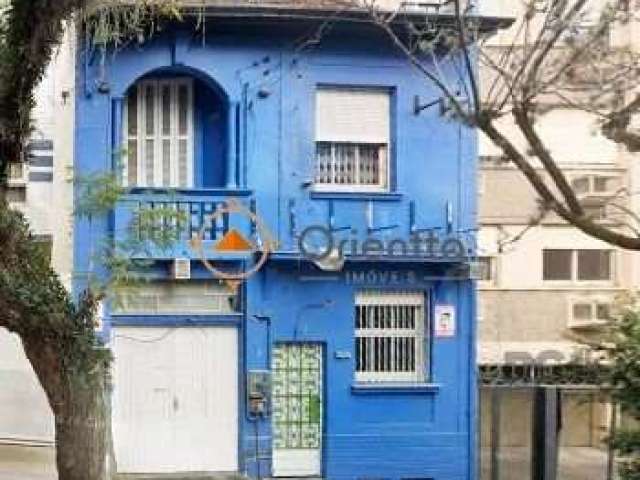 Orientta Imóveis ALUGA casa com excelente localização no bairro Bom Fim, na rua Felipe Camarão. O imóvel, configurado para uso comercial, também pode ser adaptado para fins residenciais. No andar térr