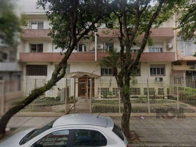 Apartamento reformado no bairro Farroupilha  com 2 dormitórios, 1 banheiro social com ventilação natural, lavabo, ampla cozinha, living para dois ambientes, 1 vaga de garagem escriturada e coberta, pi