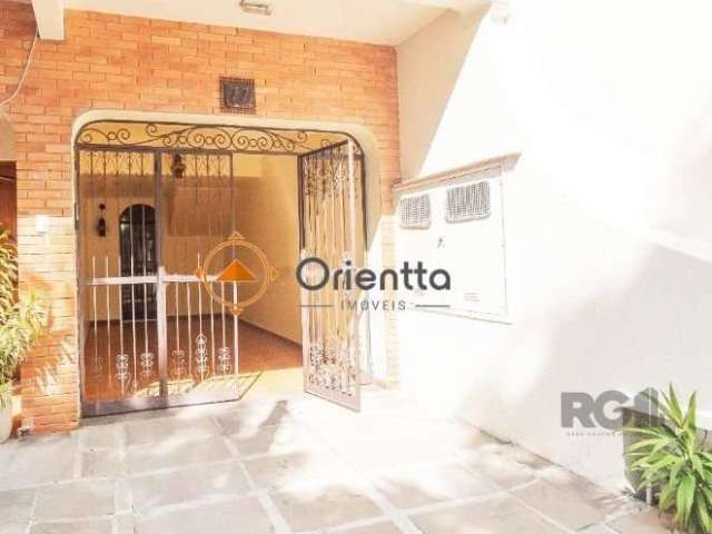 Imobiliária Orientta ALUGA CASA Casa residencial com vagas para 02 carros. No 1° andar: Piso porcelanato, com 3 dormitórios, sendo um com suíte, 2 dormitórios com roupeiros, banheiro social com box, l