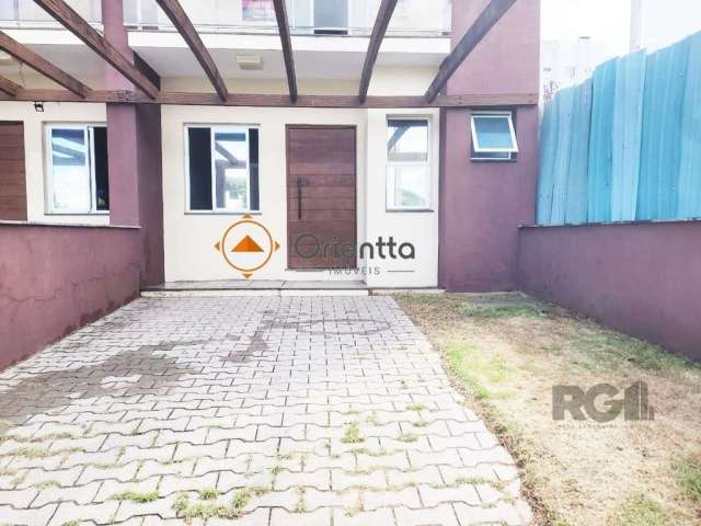 Imobiliária Orientta ALUGA excelente CASA triplex com 150m² de área privativa, piso porcelanato, 3 dormitórios sendo 1 suíte e espera para banheira de hidromassagem, 4 banheiros, living de 2 ambientes