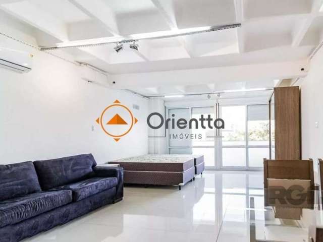 Imobiliária Orientta ALUGA excelente STUDIO MOBILIADO E SEM VAGA DE GARAGEM. Apartamento mobiliado com 1 Dormitório/Living com cama, armários, split, mesa com cadeiras e sofá, sacada, cozinha com pia,