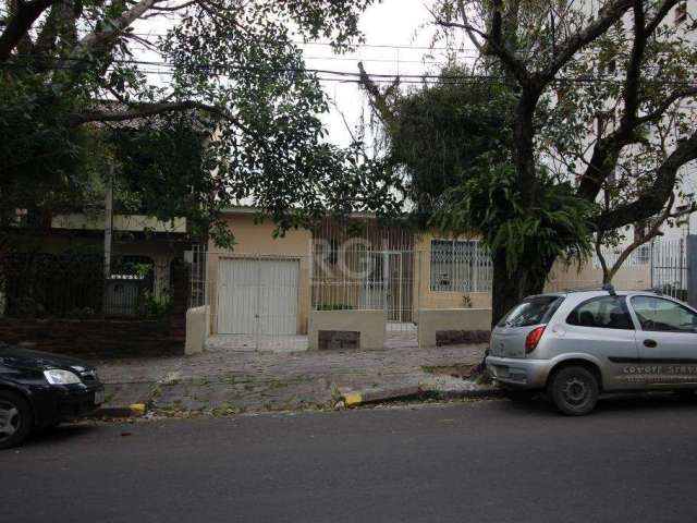 Linda Casa para comprar , recém reformada, 3 Dormitórios sendo 1 suite, 3 banheiros, 1 escritorio/saleta, living 2 ambientes, cozinha . Nos fundos area de lazer com salão, churrasqueira com pia, banhe