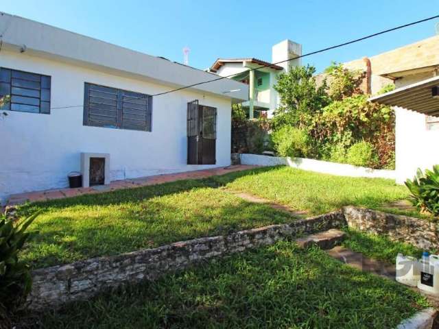 Casa ampla à venda com 3 quartos e 2 banheiros no total.&lt;BR&gt;Pátio com duas casas , com ótima posição solar, jardim, pátio grande , árvores frutíferas e espaço para horta, terraço com vista panor