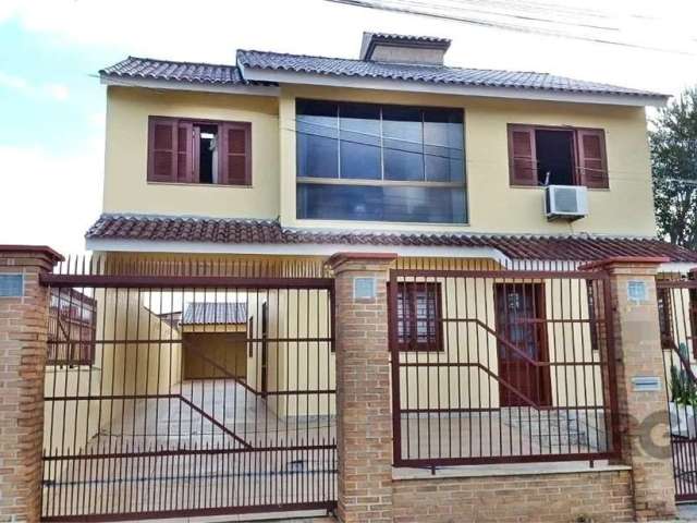 Linda casa/sobrado com ambientes amplos e 237 m² de área privativa. A residência conta com 3 dormitórios, sendo 2 suítes, uma delas no andar térreo. A sala de jantar é integrada à cozinha, que já está