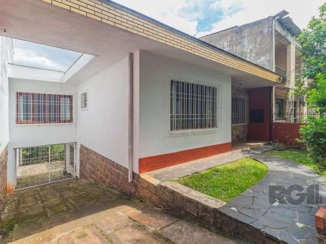 Casa térrea residencial com 3 dormitórios, living, cozinha, banheiro social, área de serviço separada e pátio gramado nos fundos. Vaga para 3 carros e espaço adicional que pode ser usado como depósito