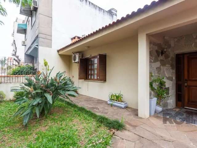 Excelente casa de 160m² no bairro Cristo Redentor! O imóvel é composto por living em 'L' para dois ambientes com lareira, 3 dormitórios sendo 1 suíte com hidromassagem, banheiro social, cozi