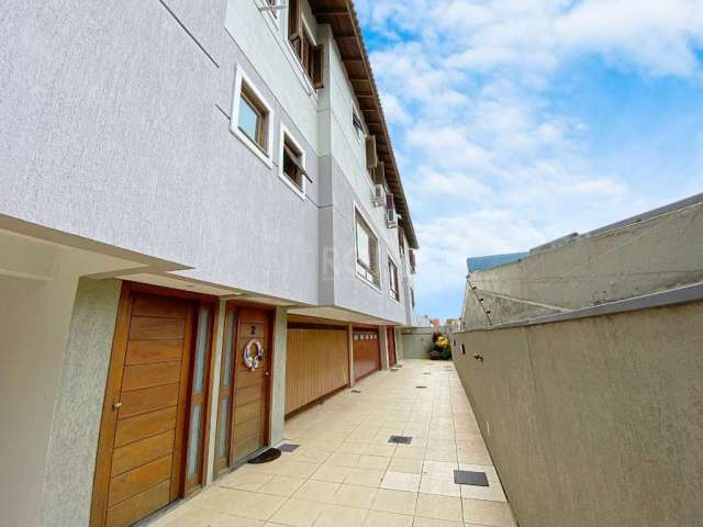 Excelente casa em condomínio, com 118m² privativos, em três pavimentos.&lt;BR&gt;Conta com 03 dormitórios, sendo 01 suíte, todos com vista panorâmica e arborizada, além de banheiro social e acesso ao 