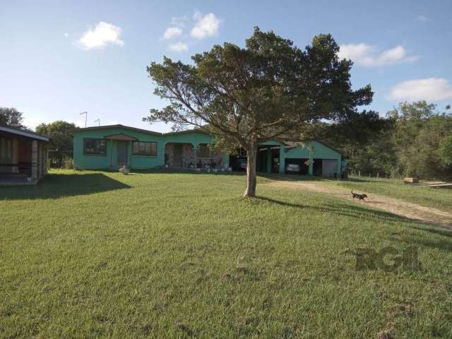 Sítio na Lomba do Pinheiro, com 2 casas no terreno.&lt;BR&gt;&lt;BR&gt;Excelente Sítio no Lami, divisa com a Lomba do Pinheiro, 6 Hectares, benfeitorias, nascentes.&lt;BR&gt;Venha descansar em lugar s