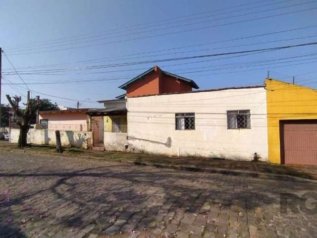 Vende casa, bem localizada, acesso para rua Itacurubi e rua Breno rosa, no Bairro Vila Nova, casa com 2 quartos, sala, cozinha, banheiro, o terreno também conta com uma peça na frente com sala, cozinh