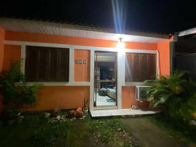 Casa térrea, 2 dormitórios, banheiro, cozinha, sala de estar, área fechada de vidro com churrasqueira, pátio privativo, pátio frente com vaga para veículo, portão eletrônico. Casa bem localizada no Re