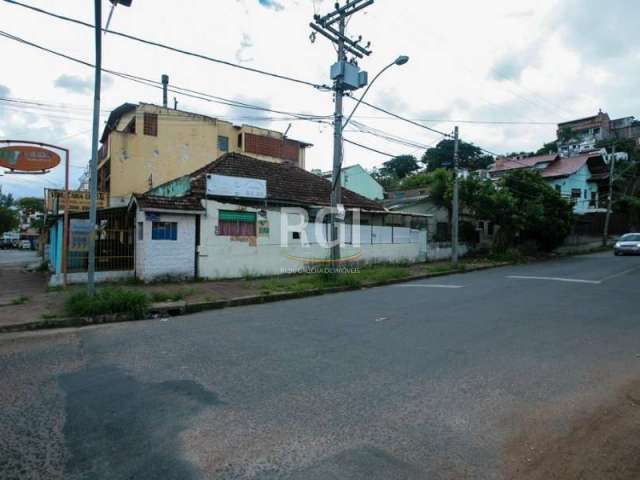 Casa mista comercial em avenida de grande circulação, parte da frente alugada e  mais duas peças na lateral também alugadas. &lt;BR&gt;Proprietário estuda propostas. &lt;BR&gt;Possibilidade compra pré