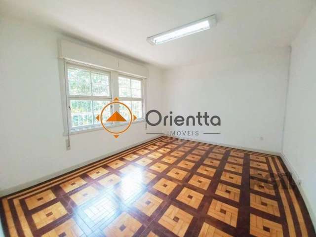 Imobiliária Orientta Imóveis Aluga Excelente CASA em ótima localização, com 451m² fica situada na Rua Marquês do Pombal no bairro Moinhos de Vento, conta com hall de entrada, 5 quartos, 3 banheiros, 2