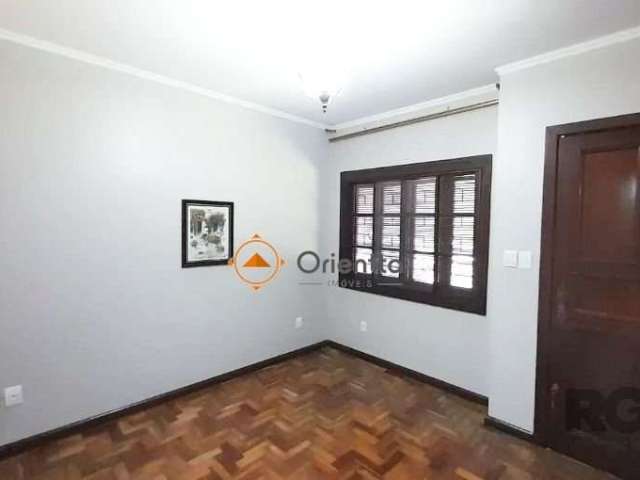 Imobiliária Orientta ALUGA excelente CASA com 4 dormitórios sendo 1 suíte, 3 banheiros, living para 2 ambientes, corredor amplo, cozinha com armários, churrasqueira. Aberturas em madeira em ótimo esta