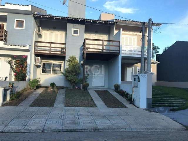 vende lindo sobrado no Lagos de Nova Ipanema, 03 dormitórios, 2 banheiros, 01 suíte, 1 lavabo, cozinha, quartos e banheiros mobiliados, espaço gourmet nos fundos com portas de vidro, piscina privativa