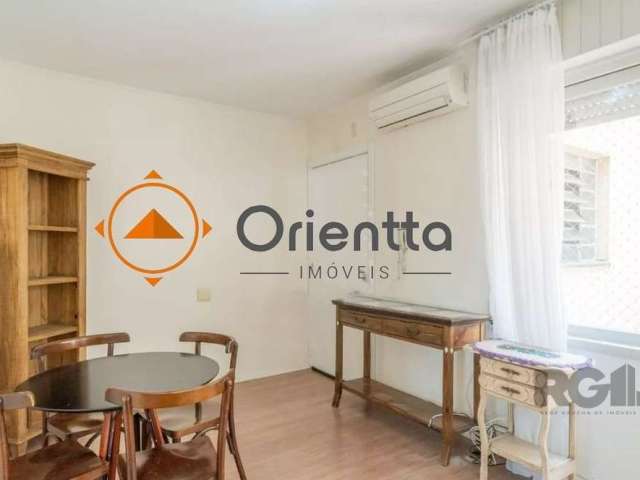 Imobiliária Orientta ALUGA APARTAMENTO SEMIMOBILIADO, COM 2 DORMITÓRIOS E 1 BANHEIRO E SEM VAGA DE GARAGEM. &lt;BR&gt;Está bem localizado, próximo a pontos de interesse de Menino Deus, tais como Cacho