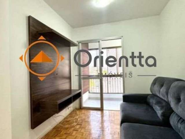 IMOBILIÁRIA ORIENTTA ALUGA APARTAMENTO COM 2 DORMITÓRIOS, SEM MOBÍLIA, 1 BANHEIRO E 1 VAGA DE GARAGEM COBERTA. &lt;BR&gt;Sala para dois ambientes, cozinha e area de serviço integradas, sacada com chur