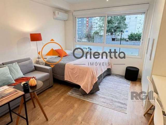 Imobiliária Orientta ALUGA, lindíssimo apartamento compacto de luxo, ao lado da PUCRS. Infraestrutura completa, com dormitório, sala, cozinha e banheiro. Totalmente mobiliado, finamente decorado e equ