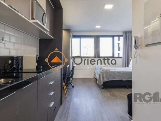 Imobiliária Orientta ALUGA Studio mobiliado pronto para te receber com conforto e estilo! No ambiente integrado, você encontrará uma cama de casal e um sofá-cama, além de um guarda-roupa com espelho d