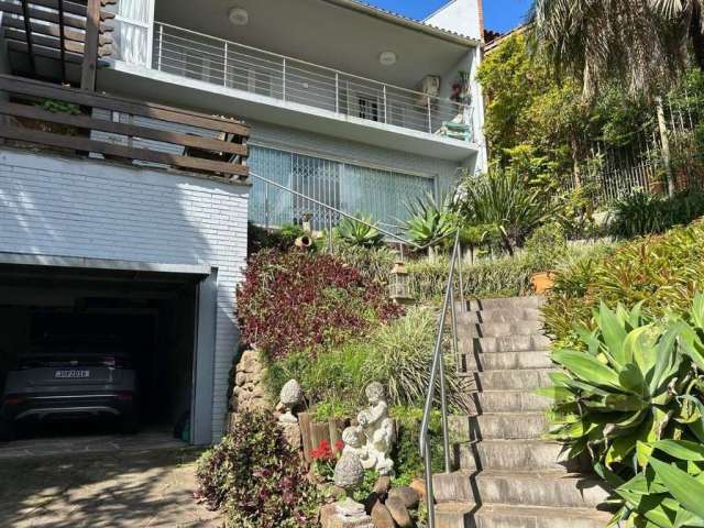 Residência com elevador moderno em frente à melhor praça do Jardim Isabel. Varandas amplas com vista permanente para a natureza. Casa modernizada, com espaçoso living integrado à cozinha com marcenari